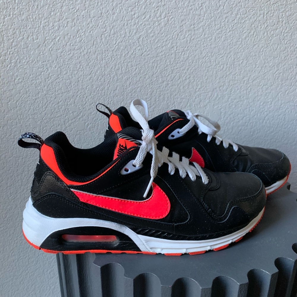 $65🔥Nike black & pink shoes 7Y or 40